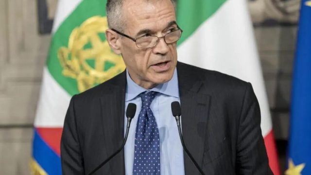 Carlo Cottarelli durante un'intervista