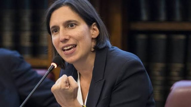 Elly Schlein durante una conferenza stampa