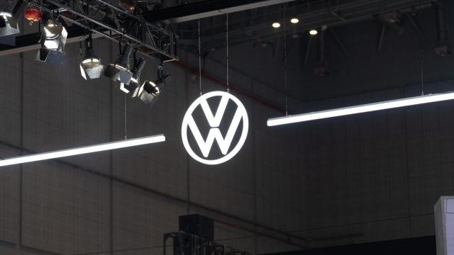 Logo Volkswagen su un'auto in India