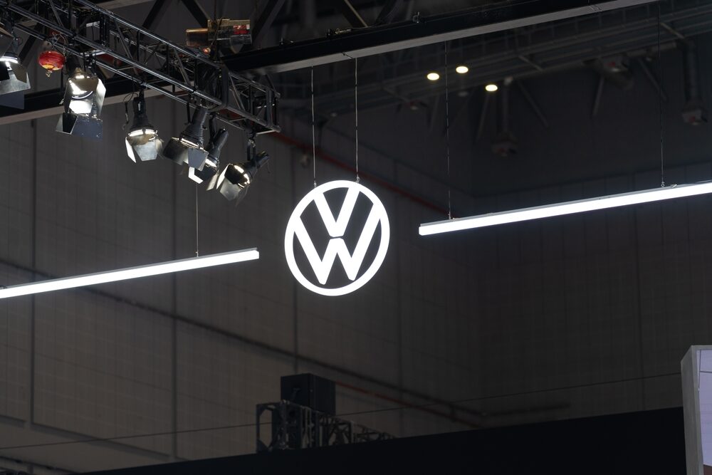 Logo Volkswagen su un'auto in India