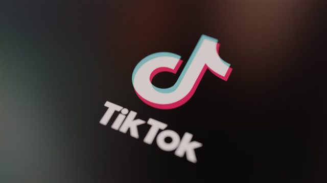 Logo di TikTok con grafica rappresentativa dell'intelligenza artificiale