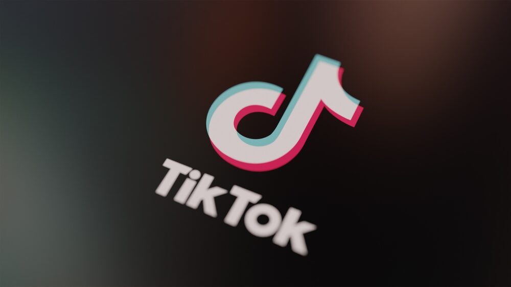 Logo di TikTok con grafica rappresentativa dell'intelligenza artificiale