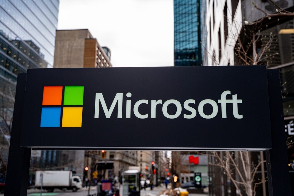 Logo Microsoft con riferimenti alla tecnologia AI