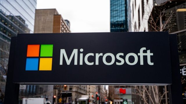 Logo Microsoft con sfondo di Windows 11