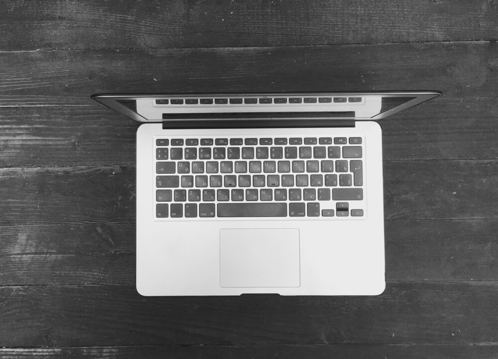 Immagine del nuovo MacBook OLED di Apple