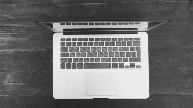 Immagine del nuovo MacBook OLED di Apple