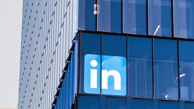 Logo di LinkedIn con grafica di segnalazione