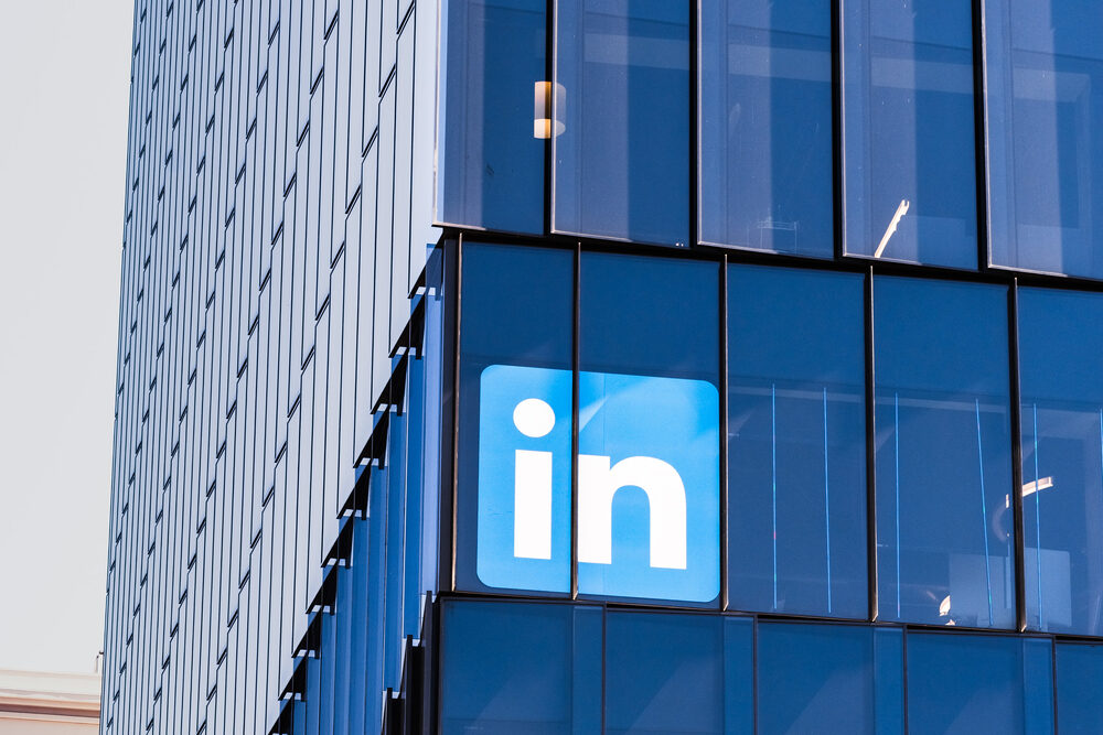 Logo di LinkedIn con grafica di segnalazione