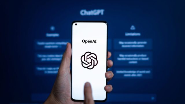 ChatGPT e smartphone in un test di funzionalità
