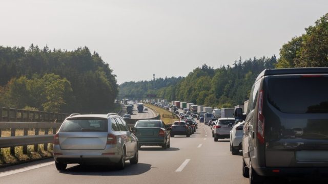 Traffico intenso in autostrada durante l'esodo estivo