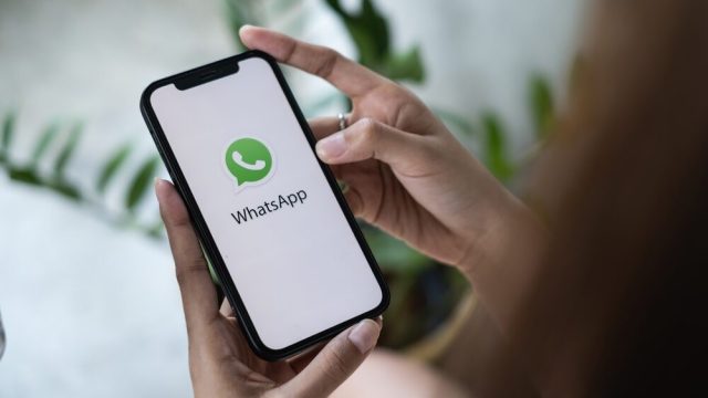 Screenshot della nuova interfaccia di WhatsApp su iOS