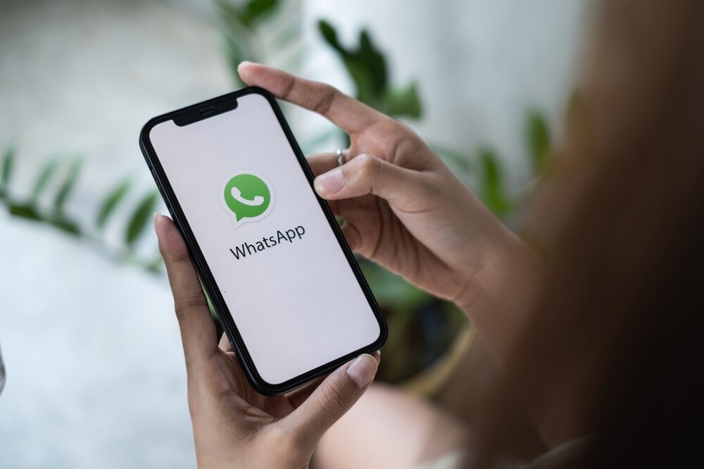 Screenshot della nuova interfaccia di WhatsApp su iOS