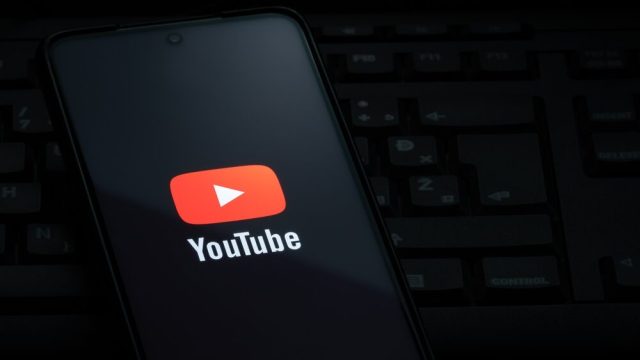 Screenshot del nuovo pulsante 'non mi piace' di YouTube nel menu a tre puntini