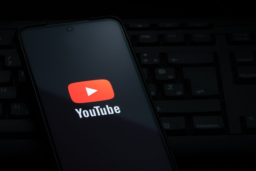 Screenshot del nuovo pulsante 'non mi piace' di YouTube nel menu a tre puntini