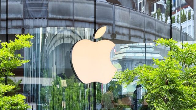 Logo di Apple con sfondo tecnologico