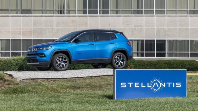Jeep Renegade in un contesto urbano