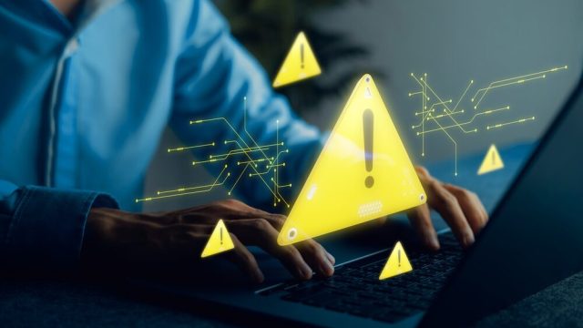 Logo PHP con avviso di sicurezza